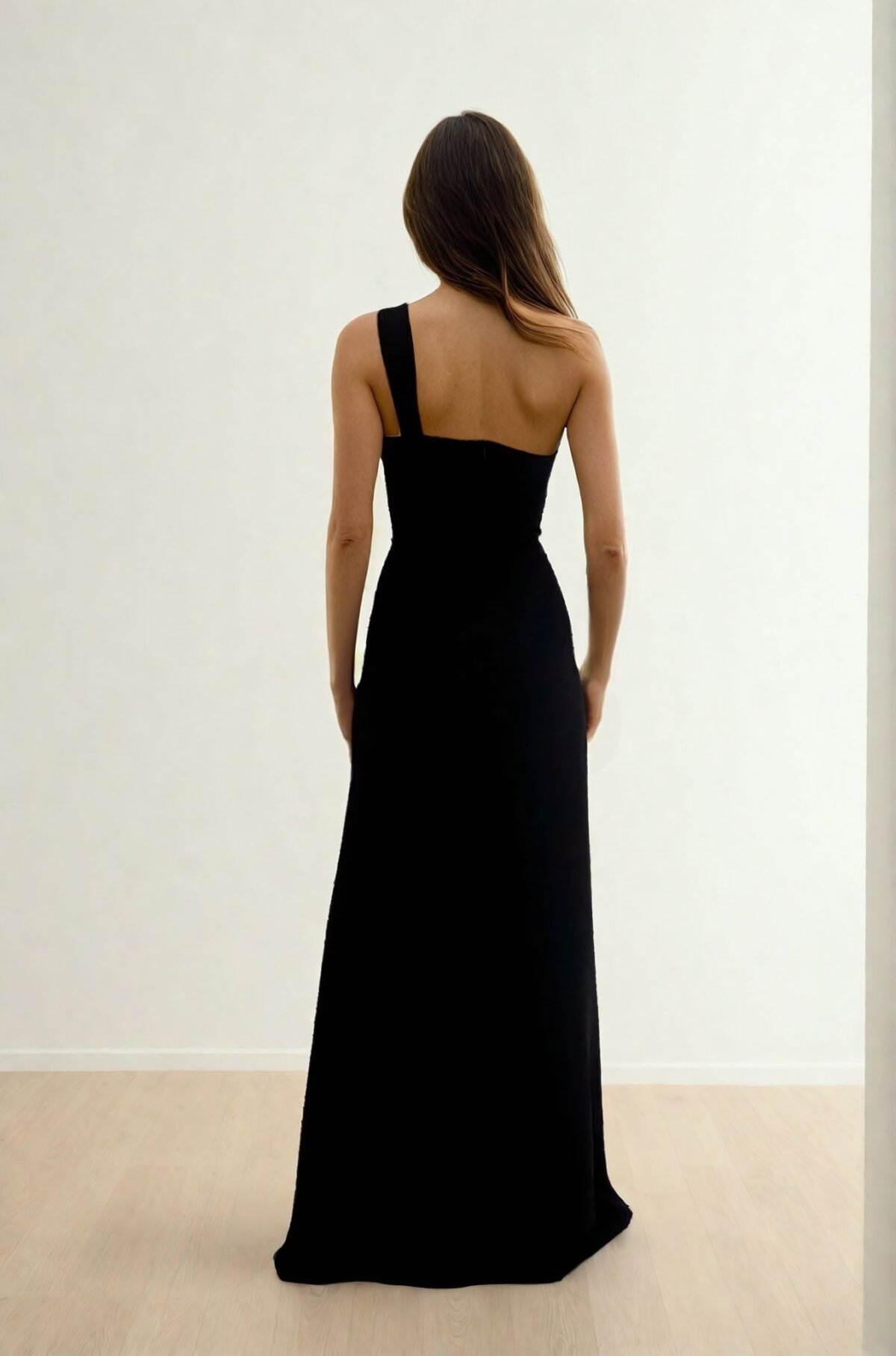 Vestido largo negro elegante de fiesta sin mangas marca Cardamomo disponible para alquiler en Setical