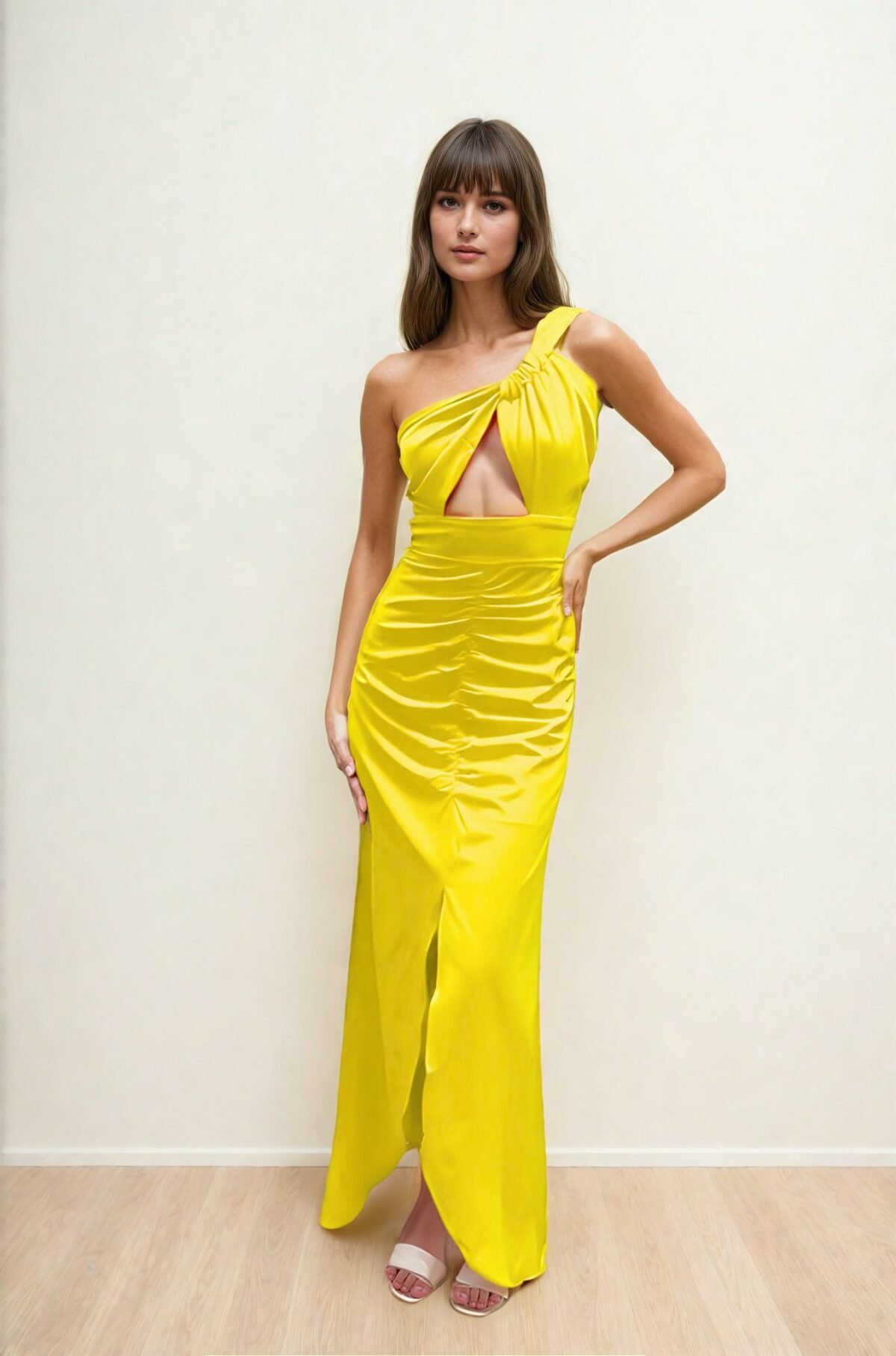Vestido largo amarillo asimétrico con abertura frontal y drapeado lateral, diseño de un hombro para invitada de boda y eventos de verano disponible en alquiler