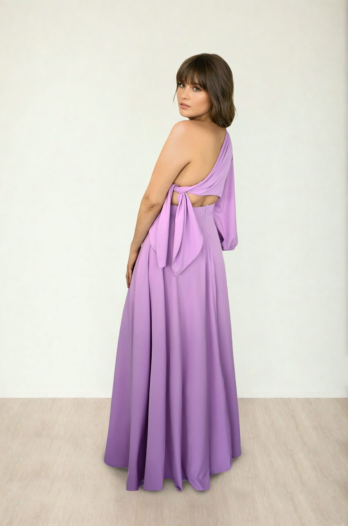 Vestido largo lila con cut-out y lazada lateral, diseño crop top para invitada de boda y eventos de primavera, estilo moderno y juvenil disponible en alquiler