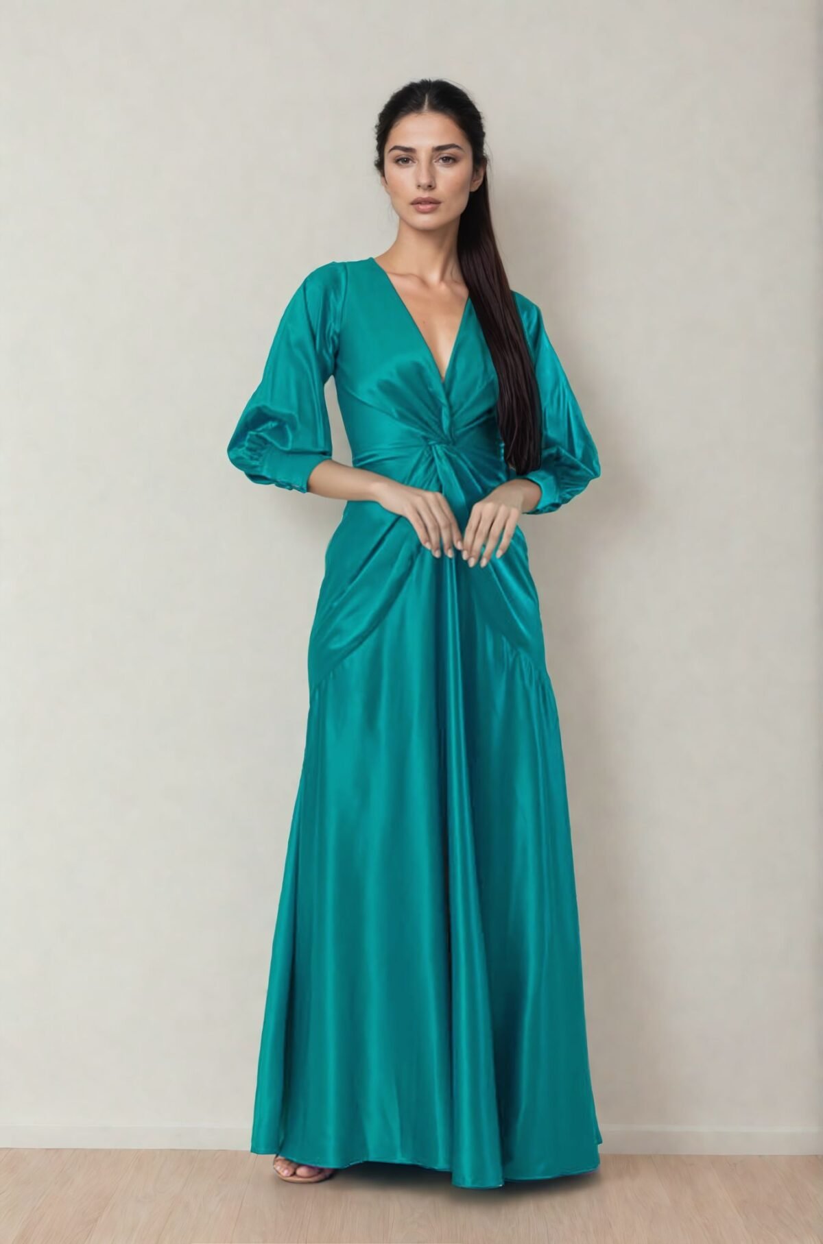 Vestido largo en satín verde de Cardamomo para eventos, bodas y fiestas en alquiler por Setical