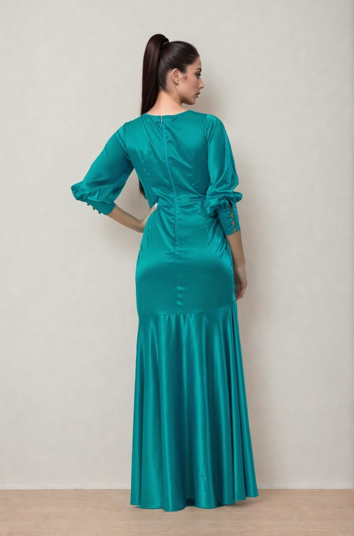 Vestido largo satin verde de Cardamomo para eventos, bodas y fiestas en alquiler por Setical
