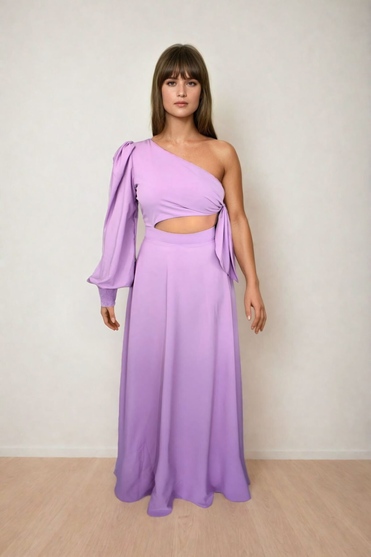 Vestido largo lila con cut-out y lazada lateral, diseño crop top para invitada de boda y eventos de primavera, estilo moderno y juvenil